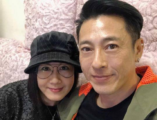 54歲呂頌賢近照曝光，隱藏了11年的美麗老婆，原來是大家熟悉的她