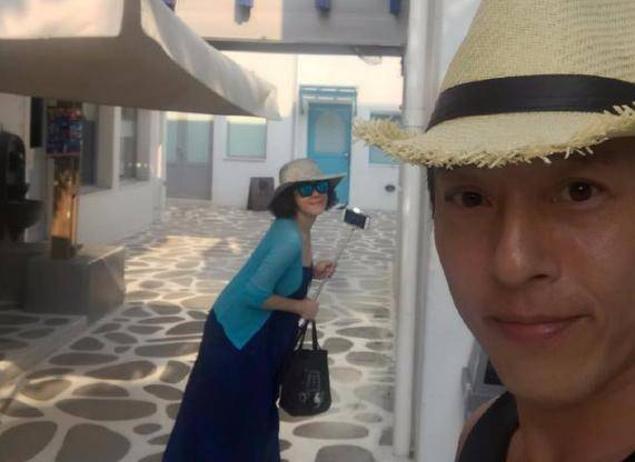 54歲呂頌賢近照曝光，隱藏了11年的美麗老婆，原來是大家熟悉的她