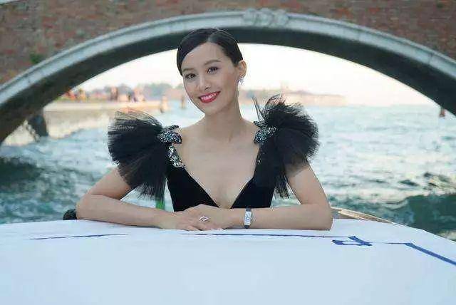 離開tvb後，她被美國經理人看中，現進軍好萊塢與金像影后拍劇