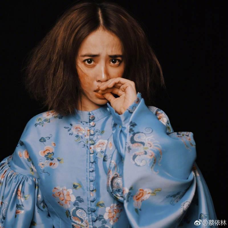蔡依林登國際時尚周，「美背辣腿」征服整個米蘭！老外狂盯：台灣天后太辣！