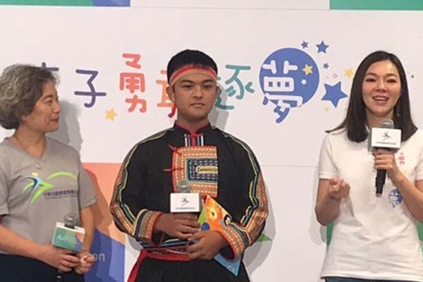 為孩子不顧一切，曾馨瑩豪灑500萬救孩子，哽咽說：這是嫁給郭台銘的最大好處!