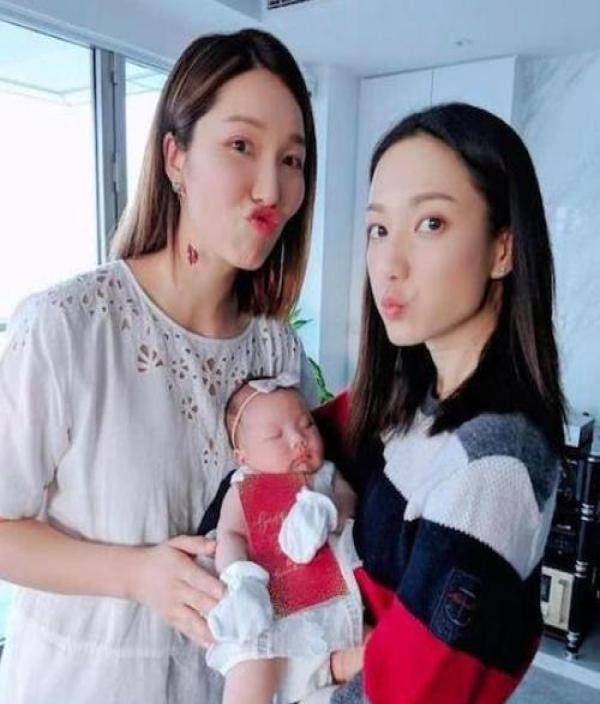 李亞男抱女兒現身鏡頭，女兒如今長成這樣，網友：果然不出我所料～