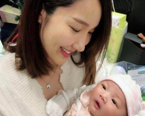 李亞男抱女兒現身鏡頭，女兒如今長成這樣，網友：果然不出我所料～