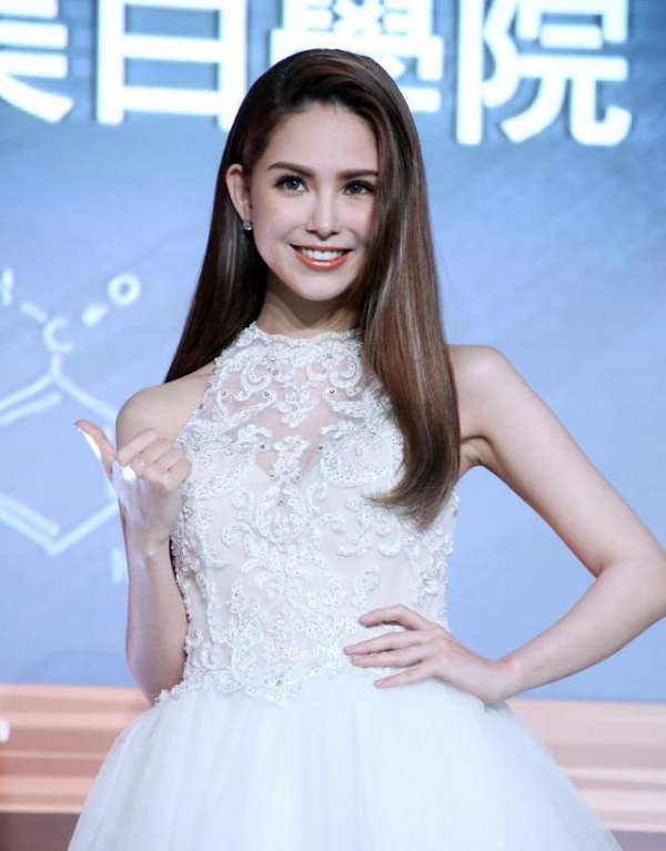 昆凌素顏大家猛搖頭，周杰倫緋聞「前女友」才是最美！離開演藝圈嫁大16歲老公現在變這樣！