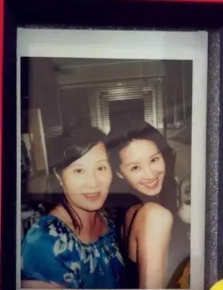 昆凌素顏大家猛搖頭，周杰倫緋聞「前女友」才是最美！離開演藝圈嫁大16歲老公現在變這樣！