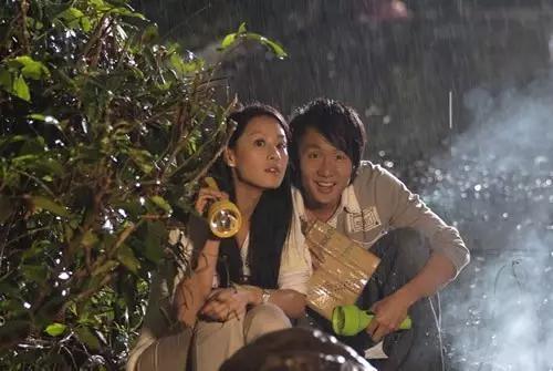 昆凌素顏大家猛搖頭，周杰倫緋聞「前女友」才是最美！離開演藝圈嫁大16歲老公現在變這樣！