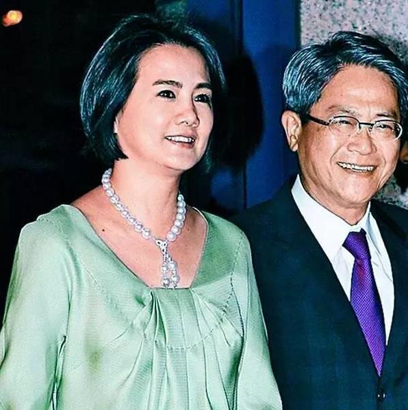 58歲彭雪芬近照曝光，曾不顧術後出血孤身與綁匪交涉，3次糾纏勇敢救夫！人生太傳奇！