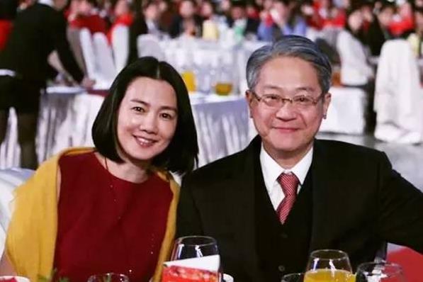 58歲彭雪芬近照曝光，曾不顧術後出血孤身與綁匪交涉，3次糾纏勇敢救夫！人生太傳奇！