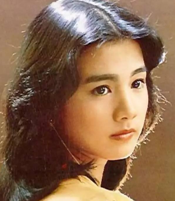 58歲彭雪芬近照曝光，曾不顧術後出血孤身與綁匪交涉，3次糾纏勇敢救夫！人生太傳奇！