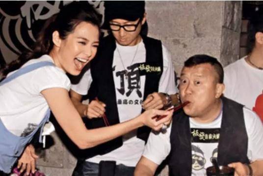 繼楊冪後某港姐離婚！曾為上位「討好」曾志偉，對黃秋生大獻殷勤