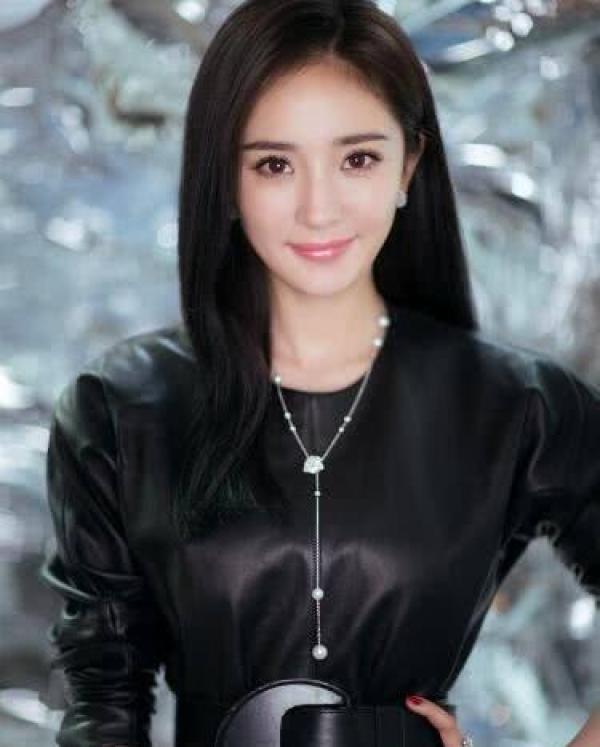 劉愷威帶女兒探班楊冪，小糯米見到媽媽後，網友：這反應讓人心疼