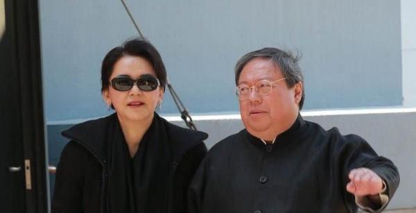 61歲港星胡慧中老公被捕不惜賣樓救夫，攜女兒現身面容太憔悴!