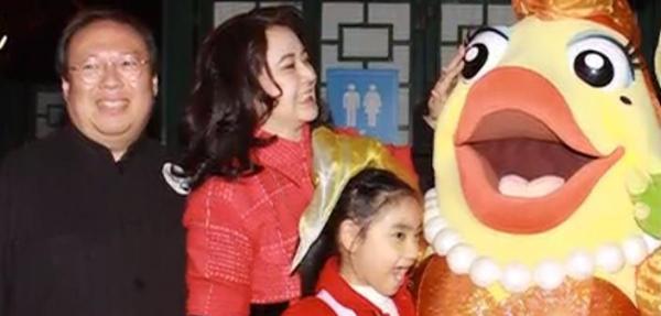 61歲港星胡慧中老公被捕不惜賣樓救夫，攜女兒現身面容太憔悴!