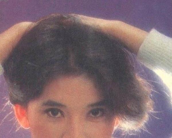 61歲港星胡慧中老公被捕不惜賣樓救夫，攜女兒現身面容太憔悴!