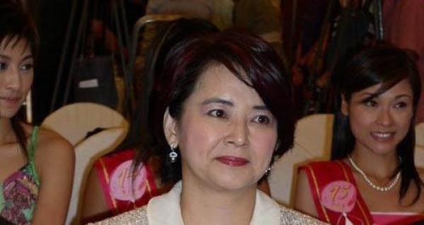 61歲港星胡慧中老公被捕不惜賣樓救夫，攜女兒現身面容太憔悴!