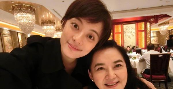 61歲港星胡慧中老公被捕不惜賣樓救夫，攜女兒現身面容太憔悴!