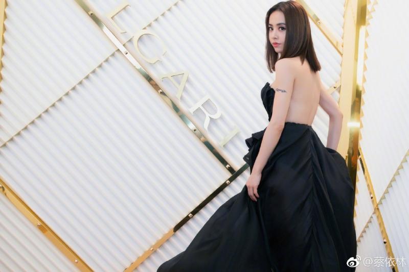 征服整個米蘭！蔡依林「美背辣腿」登國際時尚週　一轉身「前面只剩一塊布」老外狂盯：台灣天後太辣❤