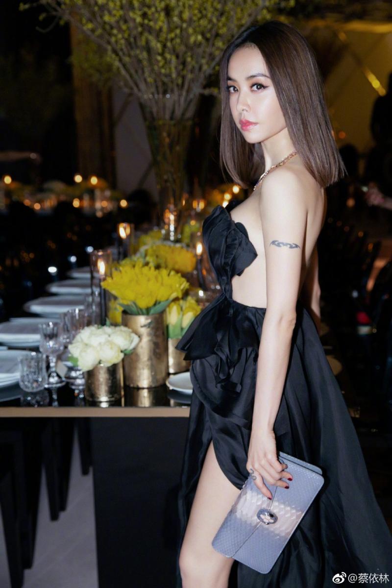 征服整個米蘭！蔡依林「美背辣腿」登國際時尚週　一轉身「前面只剩一塊布」老外狂盯：台灣天後太辣❤