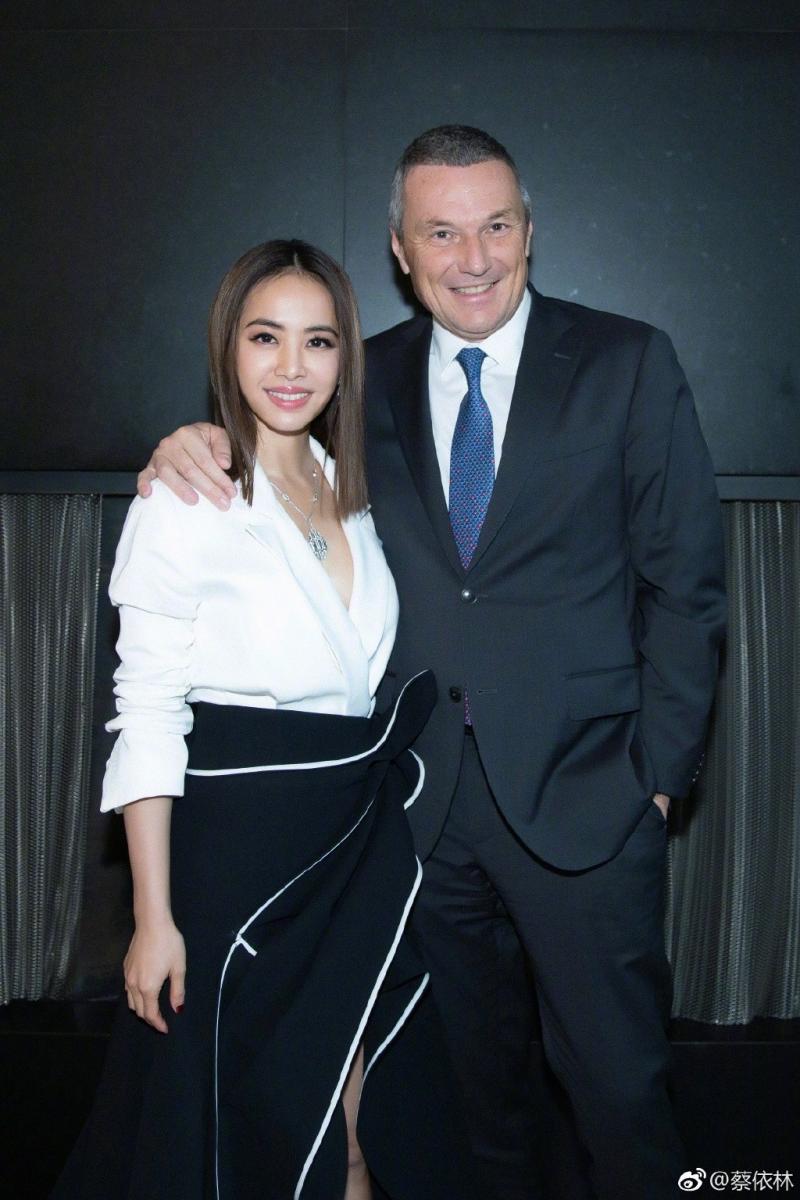 征服整個米蘭！蔡依林「美背辣腿」登國際時尚週　一轉身「前面只剩一塊布」老外狂盯：台灣天後太辣❤