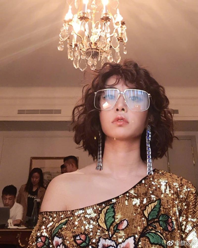 征服整個米蘭！蔡依林「美背辣腿」登國際時尚週　一轉身「前面只剩一塊布」老外狂盯：台灣天後太辣❤
