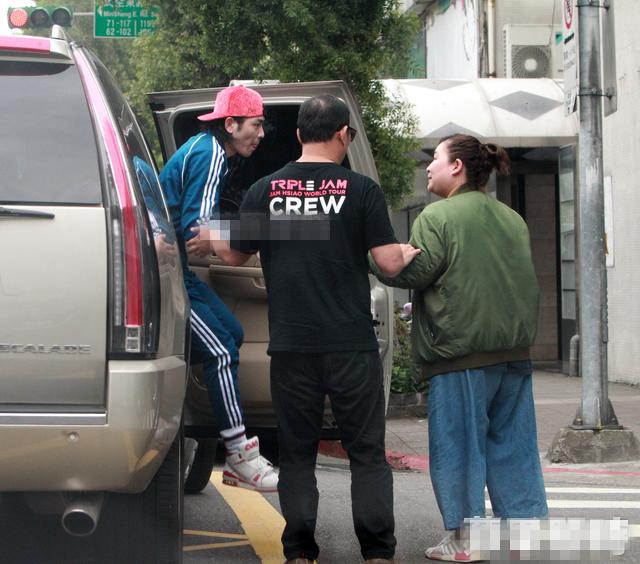 向華強夫婦坐勞斯萊斯去路邊小店吃面，乾兒子蕭敬騰熱情接待！