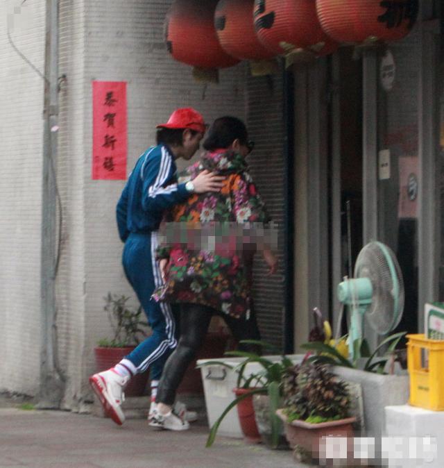 向華強夫婦坐勞斯萊斯去路邊小店吃面，乾兒子蕭敬騰熱情接待！