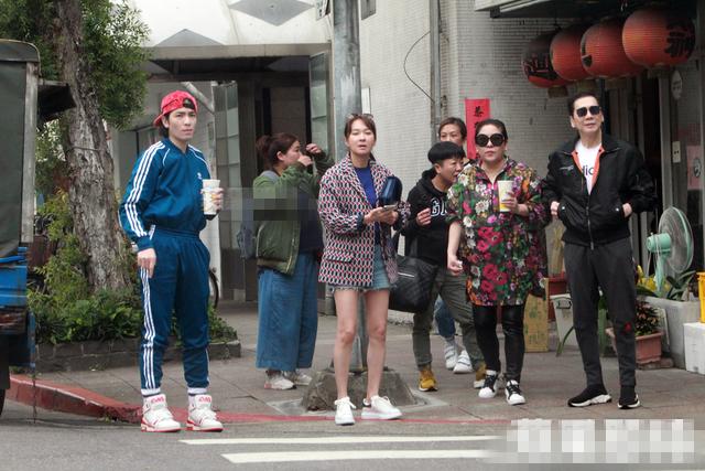 向華強夫婦坐勞斯萊斯去路邊小店吃面，乾兒子蕭敬騰熱情接待！