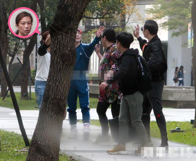 向華強夫婦坐勞斯萊斯去路邊小店吃面，乾兒子蕭敬騰熱情接待！
