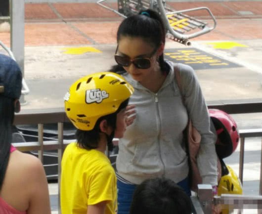 張柏芝帶三個孩子回娘家，疑似小王子正面照流出