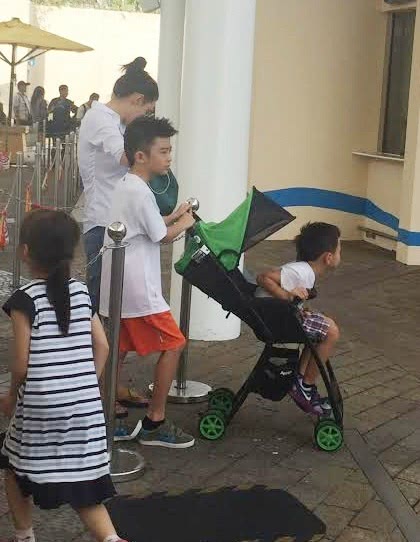 張柏芝帶三個孩子回娘家，疑似小王子正面照流出