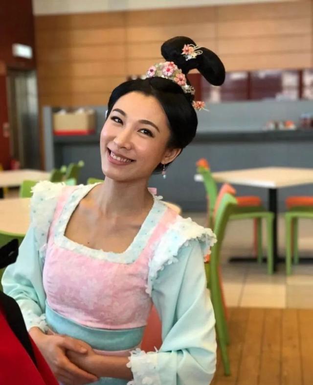 再榮升做外婆！32歲TVB小花嫁百億富豪：老公大女兒喜獲二胎千金
