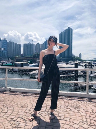 鄧紫棋媽媽「逆齡高顏值照」曝光！媽媽素顏美炸，戴墨鏡甜笑曝全家「童顏神基因」！