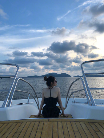 鄧紫棋媽媽「逆齡高顏值照」曝光！媽媽素顏美炸，戴墨鏡甜笑曝全家「童顏神基因」！