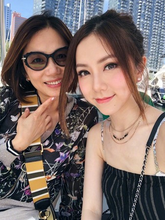 鄧紫棋媽媽「逆齡高顏值照」曝光！媽媽素顏美炸，戴墨鏡甜笑曝全家「童顏神基因」！