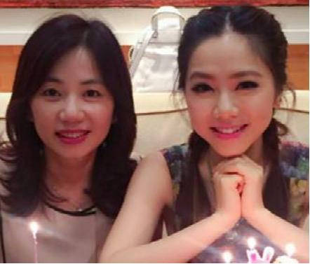 鄧紫棋媽媽「逆齡高顏值照」曝光！媽媽素顏美炸，戴墨鏡甜笑曝全家「童顏神基因」！