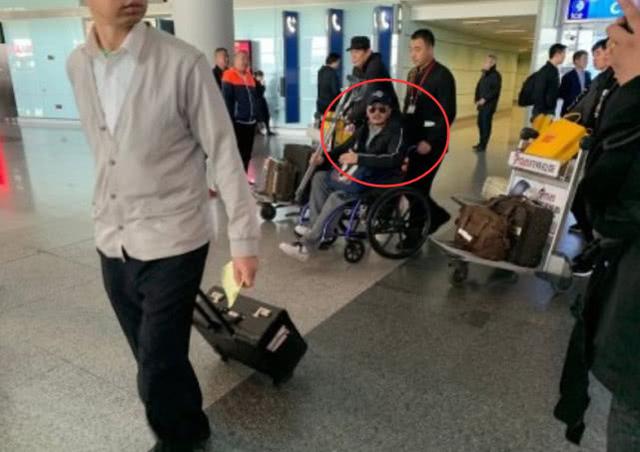 吳京坐輪椅現身機場被指賣人設，他霸氣曬圖實力反擊質疑！