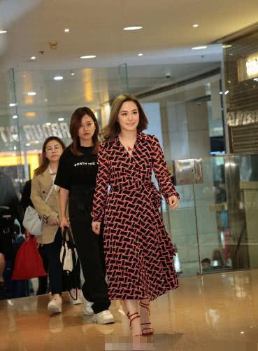 38歲阿嬌婚後近照曝光，衣著寬鬆胖成國字臉，是幸福肥還是懷孕 