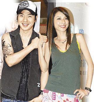 當年是偶像劇王子，女友車禍去世後「代替盡孝7年」，談過8段感情從不承認現在認了她！