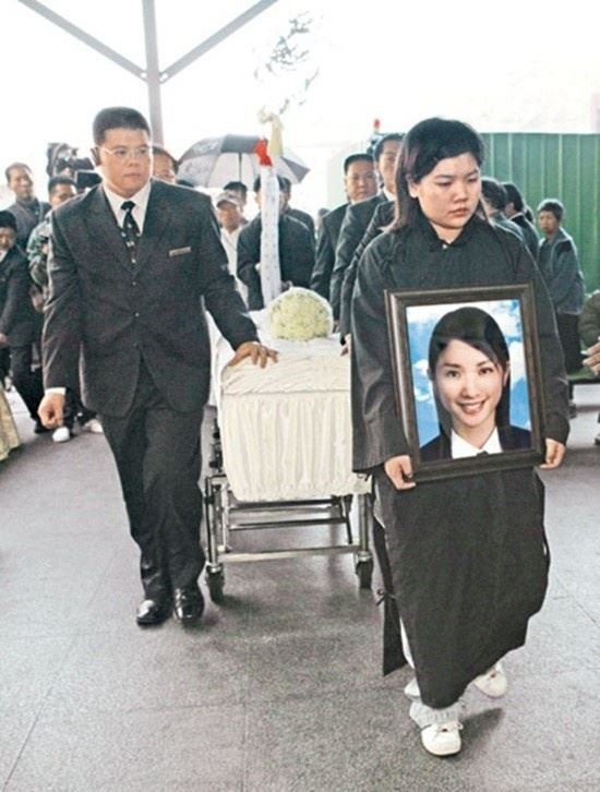 當年是偶像劇王子，女友車禍去世後「代替盡孝7年」，談過8段感情從不承認現在認了她！