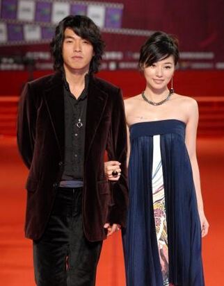 當年是偶像劇王子，女友車禍去世後「代替盡孝7年」，談過8段感情從不承認現在認了她！