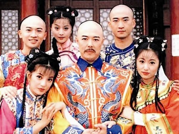 《還珠格格》俠女柳紅神逆齡！她嫁圈外老公「曬乖巧女兒」 如今剪去長髮網友大讚：比21年前還美