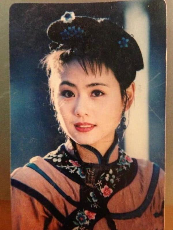 《還珠格格》俠女柳紅神逆齡！她嫁圈外老公「曬乖巧女兒」 如今剪去長髮網友大讚：比21年前還美