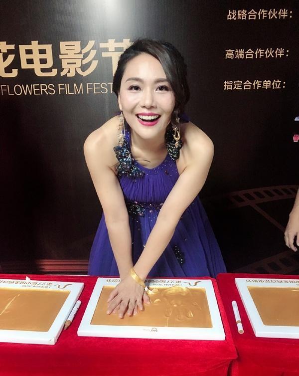 《還珠格格》俠女柳紅神逆齡！她嫁圈外老公「曬乖巧女兒」 如今剪去長髮網友大讚：比21年前還美