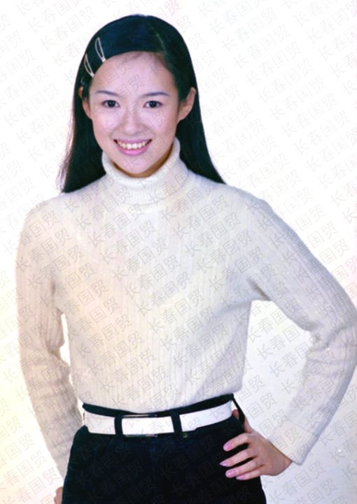 章子怡23歲舊照曝光「完全0修圖」美麗樣貌讓網友驚嘆：生來就註定當美女！
