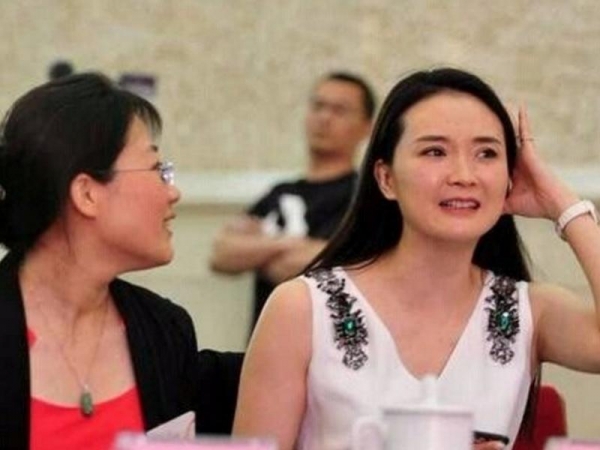 記得「晴格格」嗎！22歲嫁豪門淪繼母，被9歲兒子打臉，如今43歲近照曝光變「大媽」！