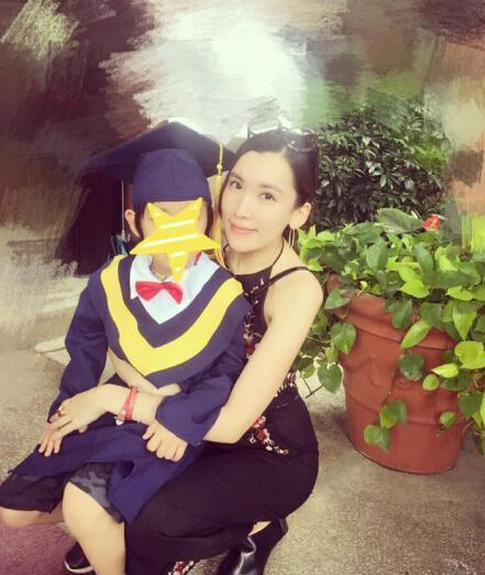 看了「林志穎老婆」的素顏照後，網友終於明白！難怪他都不曬老婆只曬兒！