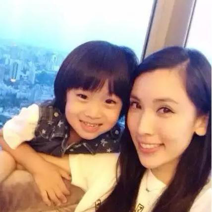 看了「林志穎老婆」的素顏照後，網友終於明白！難怪他都不曬老婆只曬兒！