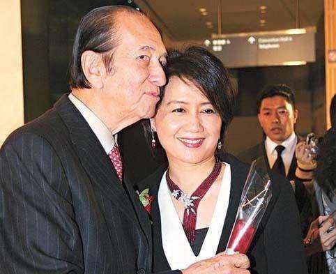 何超盈未婚先孕，揭露豪門家族即將風起雲湧的內幕，不得不稱讚四太，這步棋走得太妙了