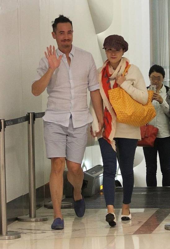 陳豪陳茵媺過二人世界，逛街全程十指緊扣，面對記者大方打招呼