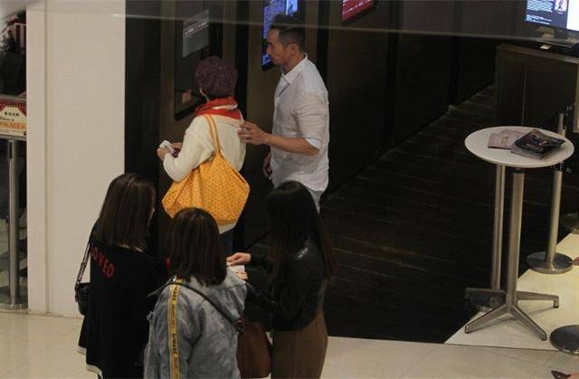 陳豪陳茵媺過二人世界，逛街全程十指緊扣，面對記者大方打招呼
